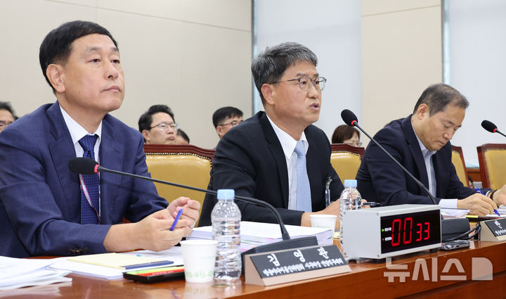 [서울=뉴시스] 김금보 기자 = 반상권 방송미디어통신위원회 위원장 직무대리가 14일 서울 여의도 국회에서 열린 과학기술정보방송통신위원회 국정감사에서 의원질의에 답하고 있다. 2025.10.14. kgb@newsis.com