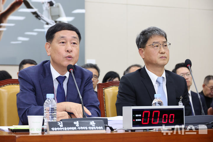 [서울=뉴시스] 김금보 기자 = 김영관 방송미디어통신위원회 사무처장 직무대리가 14일 서울 여의도 국회에서 열린 과학기술정보방송통신위원회 국정감사에서 의원질의에 답하고 있다. 2025.10.14. kgb@newsis.com