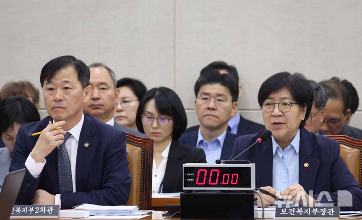 [서울=뉴시스] 조성봉 기자 = 정은경 보건복지부 장관이 14일 오전 서울 여의도 국회 보건복지위원회에서 열린 보건복지부 등에 대한 국정감사에서 의원의 질의에 답변하고 있다. 2025.10.14. suncho21@newsis.com