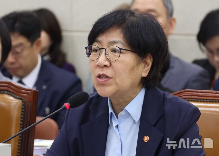 [서울=뉴시스] 조성봉 기자 = 정은경 보건복지부 장관이 14일 오전 서울 여의도 국회 보건복지위원회에서 열린 보건복지부 등에 대한 국정감사에서 의원의 질의에 답변하고 있다. 2025.10.14. suncho21@newsis.com