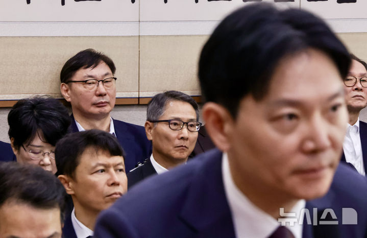 [서울=뉴시스] 김명년 기자 = 이화영 전 경기도 평화부지사가 14일 오전 서울 여의도 국회 법제사법위원회에서 열린 법무부 등에 대한 국정감사에서 과거 자신의 대북 송금 사건을 수사했던 박상용 법무연수원 교수의 발언을 듣고 있다. 2025.10.14. kmn@newsis.com