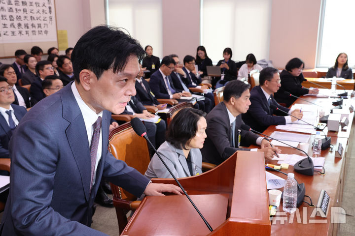 [서울=뉴시스] 김명년 기자 = 14일 오전 서울 여의도 국회 법제사법위원회에서 열린 법무부 등에 대한 국정감사에서 이화영 전 경기도 평화부지사의 대북 송금 사건을 수사했던 박상용 법무연수원 교수가 질의에 답하고 있다. 2025.10.14. kmn@newsis.com