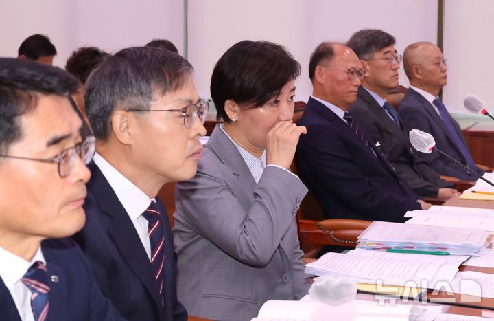 [서울=뉴시스] 조성봉 기자 = 송미령 농림축산식품부 장관이 14일 오전 서울 여의도 국회 농림축산식품해양수산위에서 열린 농림축산식품부 등에 대한 국정감사에서 의원의 질의를 듣고 있다.2025.10.14. suncho21@newsis.com