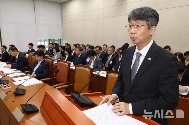 [서울=뉴시스] 조성봉 기자 = 임승관 질병관리청장이 14일 오전 서울 여의도 국회 보건복지위원회에서 열린 보건복지부 등에 대한 국정감사에서 업무 보고를 하고 있다. 2025.10.14. suncho21@newsis.com