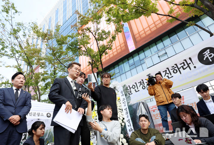 [서울=뉴시스] 조성우 기자 = 김건희 특검의 김건희 여사 일가 양평 공흥지구 개발 특혜 의혹 관련 조사를 받은 뒤 숨진채 발견된 양평군 공무원 A 씨의 변호를 맡은 박경호(왼쪽 두 번째) 변호사가 14일 오전 김건희 특검 사무실이 마련된 서울 종로구 KT광화문빌딩 웨스트 앞에서 기자회견 열고 취재진과 질의응답을 하고 있다. 2025.10.14. xconfind@newsis.com