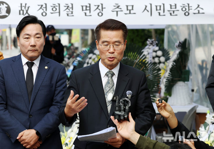 [서울=뉴시스] 조성우 기자 = 김건희 특검의 김건희 여사 일가 양평 공흥지구 개발 특혜 의혹 관련 조사를 받은 뒤 숨진채 발견된 양평군 공무원 A 씨의 변호를 맡은 박경호(오른쪽) 변호사가 14일 오전 김건희 특검 사무실이 마련된 서울 종로구 KT광화문빌딩 웨스트 앞에서 기자회견 열고 취재진과 질의응답을 하고 있다. 2025.10.14. xconfind@newsis.com