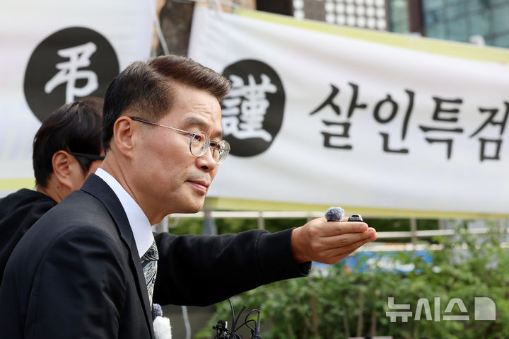 [서울=뉴시스] 조성우 기자 = 김건희 특검의 김건희 여사 일가 양평 공흥지구 개발 특혜 의혹 관련 조사를 받은 뒤 숨진채 발견된 양평군 공무원 A 씨의 변호를 맡은 박경호 변호사가 14일 오전 김건희 특검 사무실이 마련된 서울 종로구 KT광화문빌딩 웨스트 앞에서 기자회견 열고 취재진과 질의응답을 하고 있다. 2025.10.14. xconfind@newsis.com