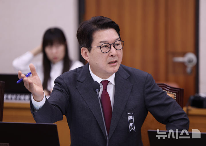 [서울=뉴시스] 김명년 기자 = 신동욱 국민의힘 의원이 지난달14일 오전 서울 여의도 국회 법제사법위원회에서 열린 법무부 등에 대한 국정감사에서 정성호 법무부 장관에게 질의하고 있다. 2025.10.14. kmn@newsis.com