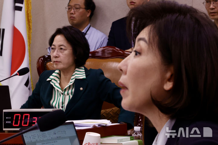[서울=뉴시스] 김명년 기자 = 14일 오전 서울 여의도 국회 법제사법위원회에서 열린 법무부 등에 대한 국정감사에서 추미애 위원장과 나경원 국민의힘 의원이 참석해 있다. 2025.10.14. kmn@newsis.com