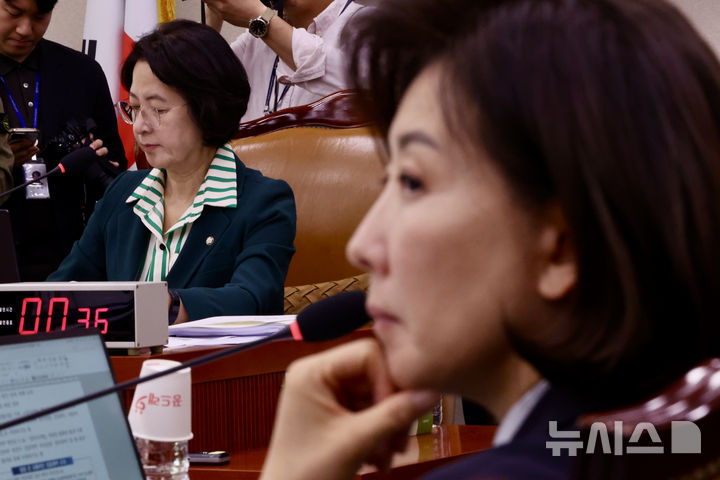 [서울=뉴시스] 김명년 기자 = 14일 오전 서울 여의도 국회 법제사법위원회에서 열린 법무부 등에 대한 국정감사에서 추미애 위원장과 나경원 국민의힘 의원이 참석해 있다. 2025.10.14. kmn@newsis.com