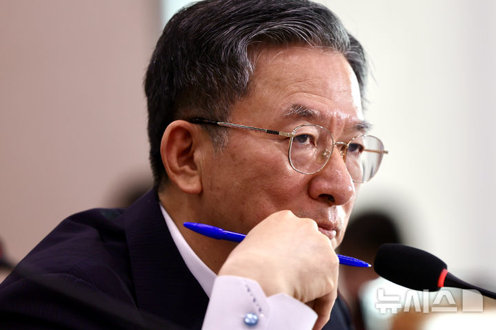 [서울=뉴시스] 김명년 기자 = 정성호 법무부 장관이 14일 오전 서울 여의도 국회 법제사법위원회에서 열린 법무부 등에 대한 국정감사에서 생각에 잠겨 있다. 2025.10.14. kmn@newsis.com