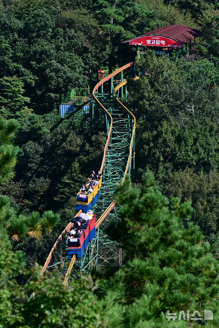 [광주=뉴시스] 이영주 기자 = 광주·전남이 화창한 날씨를 보인 11일 오전 광주 동구 지산유원지에서 관광객들이 모노레일을 타고 있다. 2025.10.11. leeyj2578@newsis.com