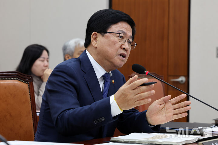 [서울=뉴시스] 배훈식 기자 = 최교진 사회부총리 겸 교육부 장관이 지난 14일 오전 서울 여의도 국회에서 열린 국정감사에서 의원 질의에 답하고 있는 모습. 2025.10.14. dahora83@newsis.com