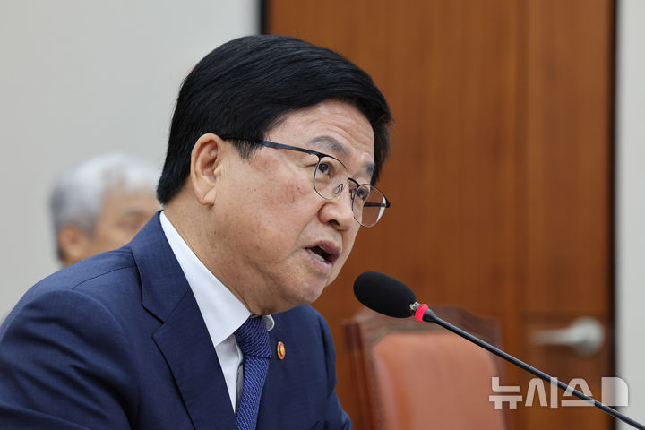 [서울=뉴시스] 배훈식 기자 = 최교진 사회부총리 겸 교육부 장관이 14일 오전 서울 여의도 국회에서 열린 국정감사에서 의원 질의에 답하고 있다. 2025.10.14. dahora83@newsis.com