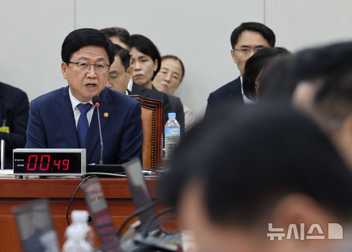 [서울=뉴시스] 배훈식 기자 = 최교진 사회부총리 겸 교육부 장관이 14일 오전 서울 여의도 국회에서 열린 국정감사에서 의원 질의에 답하고 있다. 2025.10.14. dahora83@newsis.com