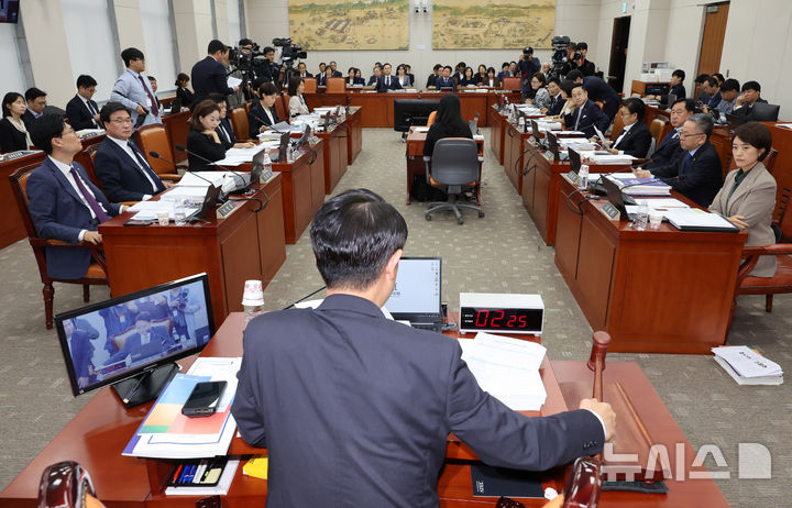 [서울=뉴시스] 배훈식 기자 = 국회 교육위원회가 14일 오전 서울 여의도 국회에서 열린 국정감사에 불출석한 증인 이배용 전 국가교육위원회 위원장, 김지용 학교법인 국민학원 이사장, 설민신 한경국립대 교수, 주명선 세종대 명예 이사장에 대한 동행명령장 발부를 의결하고 있다. 2025.10.14. dahora83@newsis.com