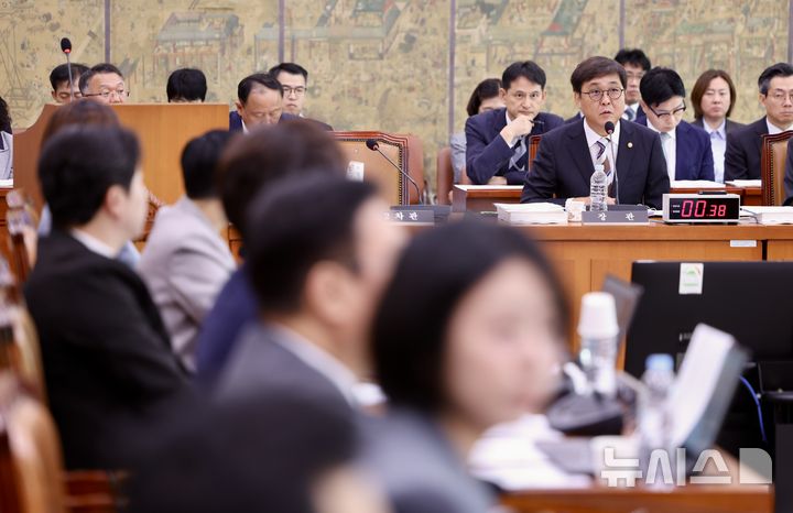 [서울=뉴시스] 김명년 기자 = 최휘영 문화체육관광부 장관이 14일 오전 서울 여의도 국회 문화체육관광위원회에서 열린 문체부에 대한 국정감사에서 답변하고 있다. 2025.10.14. kmn@newsis.com