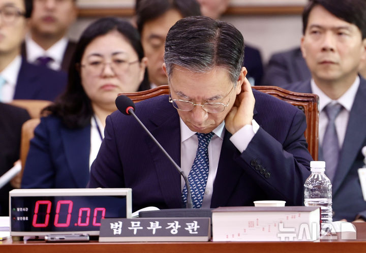 [서울=뉴시스] 김명년 기자 = 정성호 법무부 장관이 지난 14일 오전 서울 여의도 국회 법제사법위원회에서 열린 법무부 등에 대한 국정감사에서 목을 만지고 있다. 2025.10.14. kmn@newsis.com