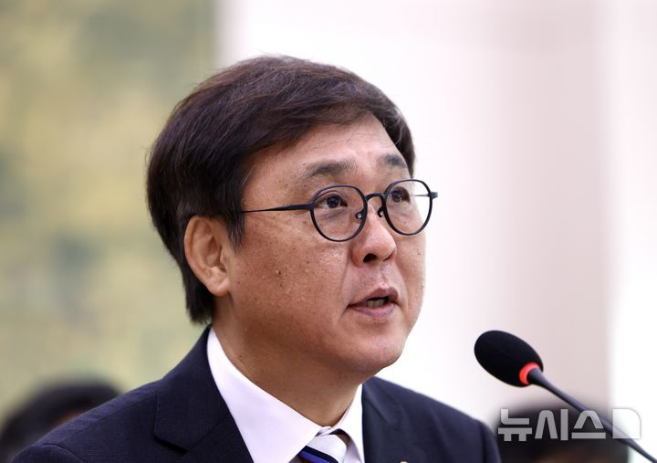 [서울=뉴시스] 김명년 기자 = 최휘영 문화체육관광부 장관이 14일 오전 서울 여의도 국회 문화체육관광위원회에서 열린 문체부에 대한 국정감사에서 답변하고 있다. 2025.10.14. kmn@newsis.com