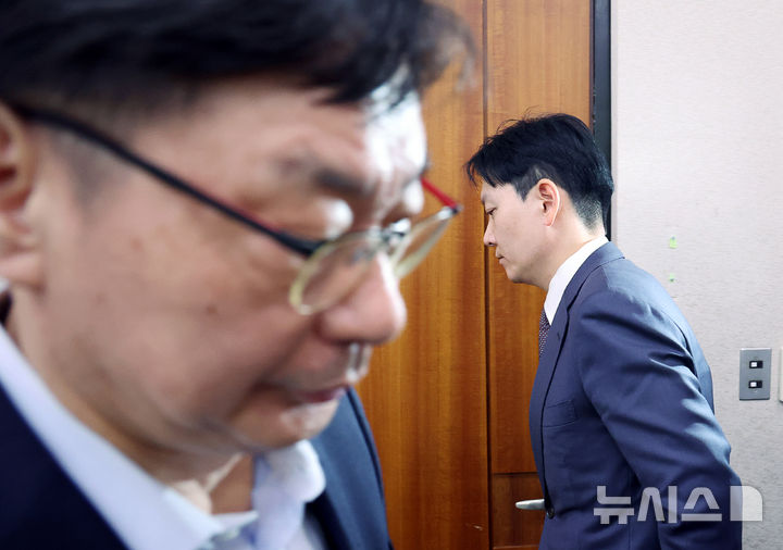 [서울=뉴시스] 김명년 기자 = 이화영(왼쪽) 전 경기도 평화부지사가 14일 오후 서울 여의도 국회 법제사법위원회에서 열린 법무부 등에 대한 국정감사에서 답변을 마치고 과거 자신의 대북 송금 사건을 수사했던 박상용 법무연수원 교수를 지나쳐 자리로 돌아가고 있다. 2025.10.14. kmn@newsis.com