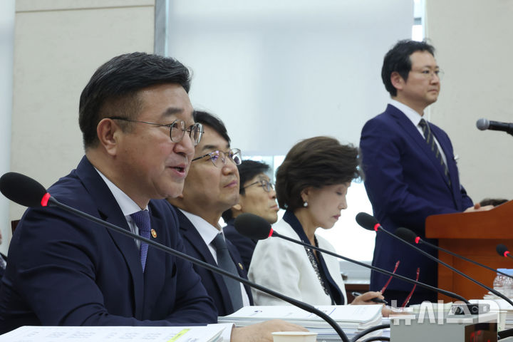 [서울=뉴시스] 고승민 기자 = 윤호중 행정안전부 장관이 14일 서울 여의도 국회에서 열린 행정안전위원회의 행정안전부 등 국정감사에서 의원 질의에 답하고 있다. 2025.10.14. kkssmm99@newsis.com