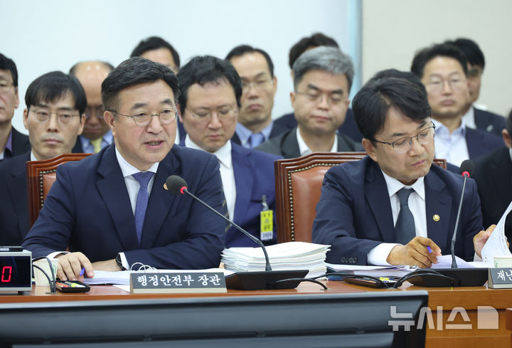 [서울=뉴시스] 고승민 기자 = 윤호중 행정안전부 장관이 14일 서울 여의도 국회에서 열린 행정안전위원회의 행정안전부 등 국정감사에서 의원 질의에 답하고 있다. 2025.10.14. kkssmm99@newsis.com