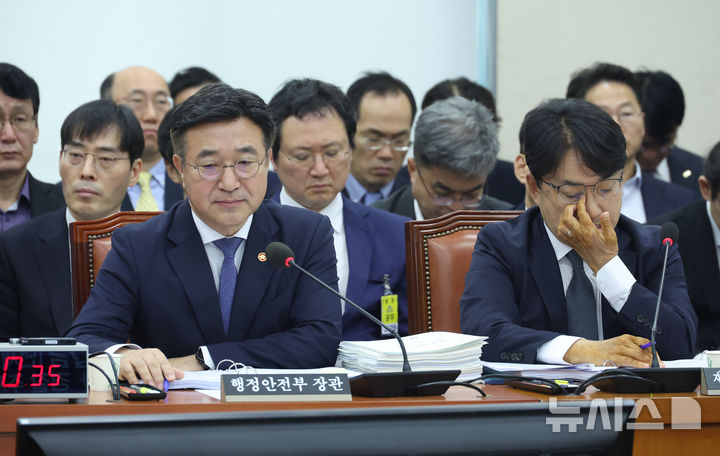 [서울=뉴시스] 고승민 기자 = 윤호중 행정안전부 장관과 이재용 국가정보자원관리원장 등 피감기관 증인들이 14일 서울 여의도 국회에서 열린 행정안전위원회의 행정안전부 등 국정감사에서 출석하고 있다. 2025.10.14. kkssmm99@newsis.com