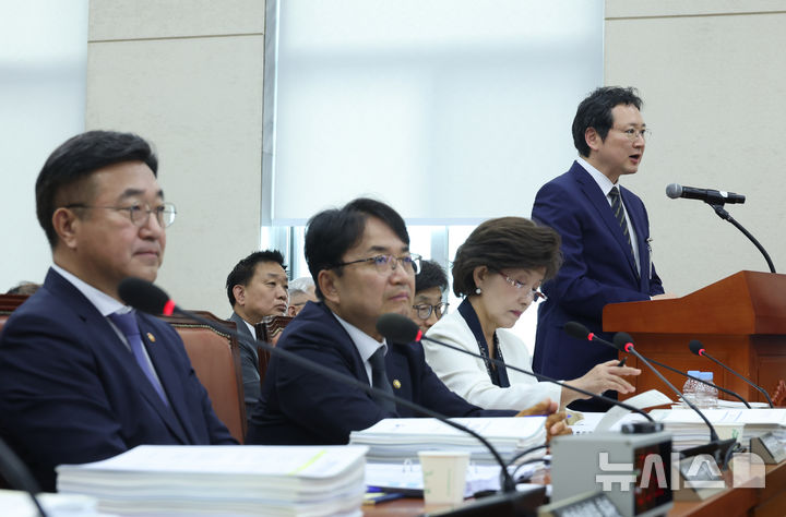 [서울=뉴시스] 고승민 기자 = 이재용 국가정보자원관리원장이 14일 서울 여의도 국회에서 열린 행정안전위원회의 행정안전부 등 국정감사에서 의원 질의에 답하고 있다. 2025.10.14. kkssmm99@newsis.com