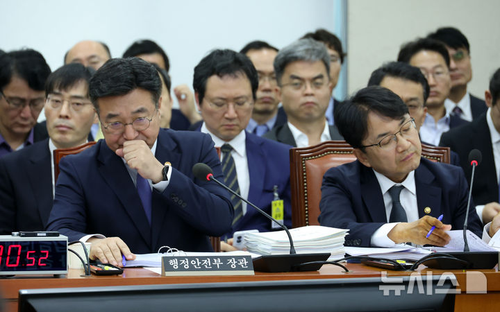 [서울=뉴시스] 고승민 기자 = 윤호중 행정안전부 장관과 이재용 국가정보자원관리원장 등 피감기관 증인들이 14일 서울 여의도 국회에서 열린 행정안전위원회의 행정안전부 등 국정감사에서 출석하고 있다. 2025.10.14. kkssmm99@newsis.com