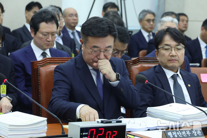 [서울=뉴시스] 고승민 기자 = 윤호중 행정안전부 장관과 이재용 국가정보자원관리원장 등 피감기관 증인들이 지난 14일 서울 여의도 국회에서 열린 행정안전위원회의 행정안전부 등 국정감사에서 출석하고 있다. 2025.10.14. kkssmm99@newsis.com