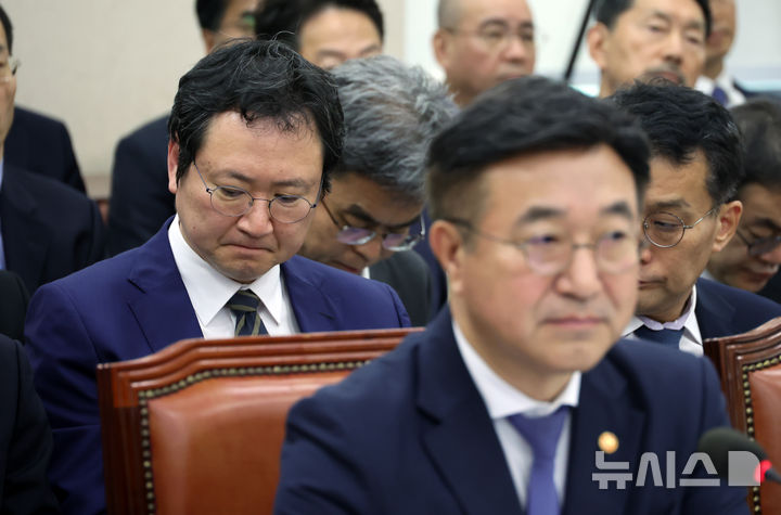 [서울=뉴시스] 고승민 기자 = 윤호중 행정안전부 장관과 이재용 국가정보자원관리원장 등 피감기관 증인들이 14일 서울 여의도 국회에서 열린 행정안전위원회의 행정안전부 등 국정감사에서 출석하고 있다. 2025.10.14. kkssmm99@newsis.com