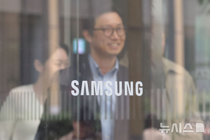 [서울=뉴시스] 홍효식 기자 = 삼성전자가 2025년 3분기 잠정 실적을 발표한 14일 서울 삼성전자 서초사옥 모습. 삼성전자는 올해 3분기 매출 86조원, 영업이익 12조1000억원으로 잠정 집계 됐다고 발표했다. 전년 같은 분기 대비 매출은 8.72%, 영업이익은 31.81% 증가했다. 전 분기 대비로도 매출과 이익이 각각 15.33%, 158.55%씩 늘었다. 삼성전자가 10조 영업이익을 회복한 것은 지난해 2분기(10조4400억원) 이후 1년 3개월 만이다. 2025.10.14. yesphoto@newsis.com