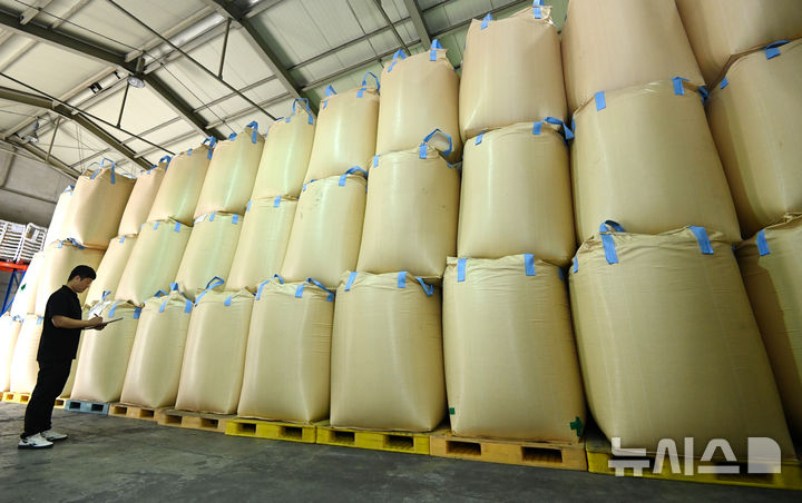 [용인=뉴시스] 김종택 기자 = 사진은 지난달 14일 경기 용인시 한 미곡종합처리장(RPC)저온창고에서 관계자가 올해 수매한 벼를 살펴보고 있는 모습. 2025.10.14. jtk@newsis.com