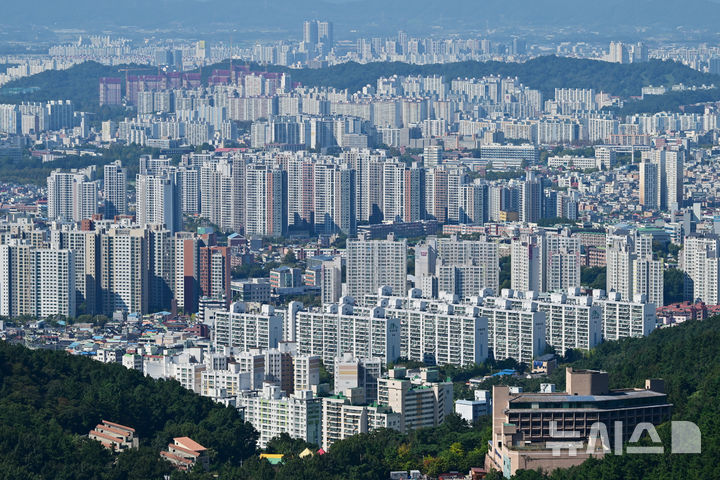 전남광주특별시 동구 무등산 팔각정에서 내려다본 광주 도심 아파트숲. leeyj2578@newsis.com