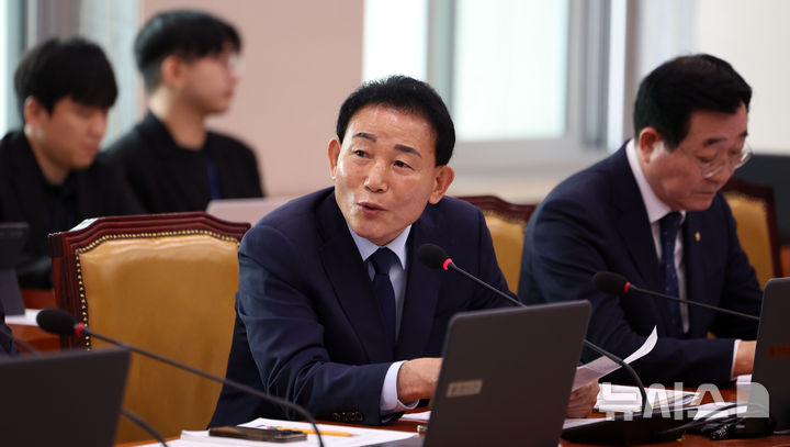 [서울=뉴시스] 김선웅 기자 = 박용갑 더불어민주당 의원이 14일 서울 여의도 국회에서 열린 국토교통위원회의 한국토지주택공사(LH) 등에 대한 국정감사에서 질의를 하고 있다. 2025.10.14. mangusta@newsis.com