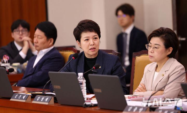 [서울=뉴시스] 김선웅 기자 = 김은혜 국민의힘 의원이 14일 서울 여의도 국회에서 열린 국토교통위원회의 한국토지주택공사(LH) 등에 대한 국정감사에서 질의를 하고 있다. 2025.10.14. mangusta@newsis.com