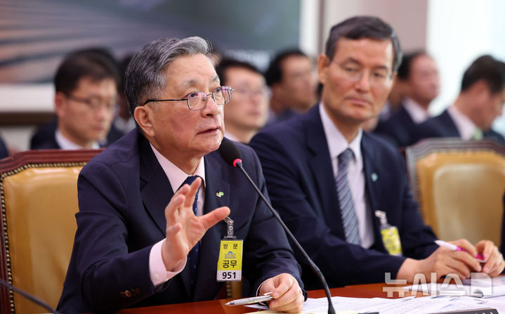 [서울=뉴시스] 김선웅 기자 = 이한준 LH 사장이 14일 서울 여의도 국회에서 열린 국토교통위원회의 한국토지주택공사(LH) 등에 대한 국정감사에서 의원 질의에 답변하고 있다. 2025.10.14. mangusta@newsis.com