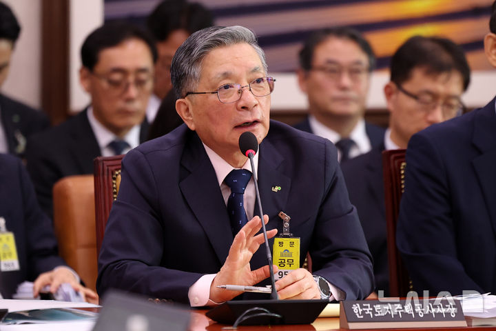 [서울=뉴시스] 김선웅 기자 = 이한준 LH 사장이 14일 서울 여의도 국회에서 열린 국토교통위원회의 한국토지주택공사(LH) 등에 대한 국정감사에서 의원 질의에 답변하고 있다. 2025.10.14. mangusta@newsis.com