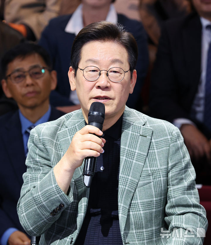 [서울=뉴시스] 고범준 기자 = 이재명 대통령이 14일 서울 동대문구 콘텐츠문화광장에서 열린 디지털토크라이브 '국민의 목소리, 정책이 되다'에서 발언하고 있다. (대통령실통신사진기자단) 2025.10.14. bjko@newsis.com