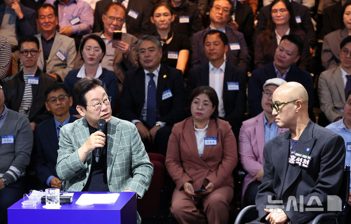 [서울=뉴시스] 고범준 기자 = 이재명 대통령이 14일 서울 동대문구 콘텐츠문화광장에서 열린 디지털토크라이브 '국민의 목소리, 정책이 되다'에서 발언하고 있다. (대통령실통신사진기자단) 2025.10.14. bjko@newsis.com