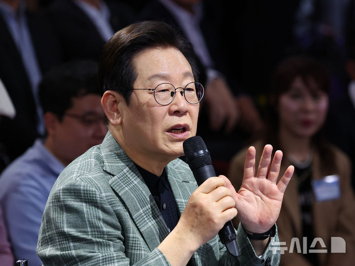 [서울=뉴시스] 고범준 기자 = 이재명 대통령이 14일 서울 동대문구 콘텐츠문화광장에서 열린 디지털토크라이브 '국민의 목소리, 정책이 되다'에서 발언하고 있다. (대통령실통신사진기자단) 2025.10.14. bjko@newsis.com