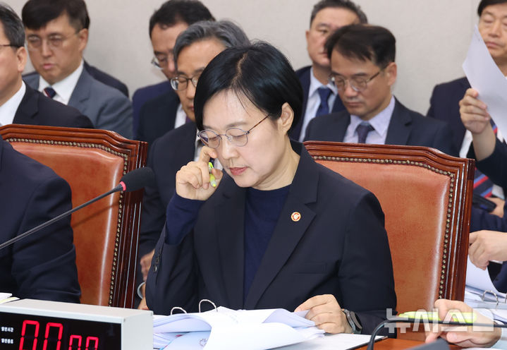 [서울=뉴시스] 고승민 기자 = 한성숙 중소벤처기업부 장관이 14일 서울 여의도 국회에서 열린 산업통상자원중소벤처기업위원회의 중소벤처기업부 등 국정감사에서 안경을 고쳐 쓰고 있다. 2025.10.14. kkssmm99@newsis.com