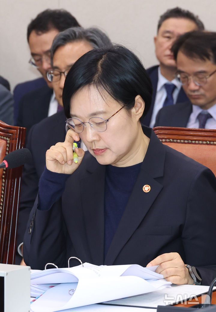 [서울=뉴시스] 고승민 기자 = 한성숙 중소벤처기업부 장관이 14일 서울 여의도 국회에서 열린 산업통상자원중소벤처기업위원회의 중소벤처기업부 등 국정감사에서 안경을 고쳐 쓰고 있다. 2025.10.14. kkssmm99@newsis.com