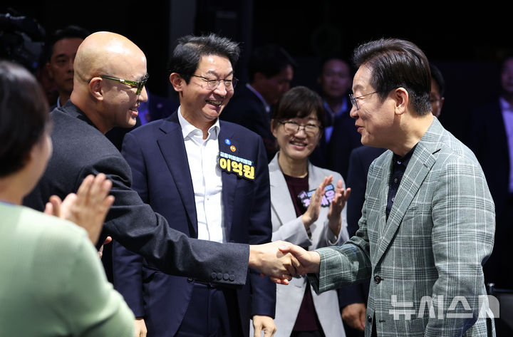 [서울=뉴시스] 고범준 기자 = 이재명 대통령이 14일 서울 동대문구 콘텐츠문화광장에서 열린 디지털토크라이브 '국민의 목소리, 정책이 되다'에서 방송인 홍석천과 악수하고 있다. (대통령실통신사진기자단) 2025.10.14. bjko@newsis.com