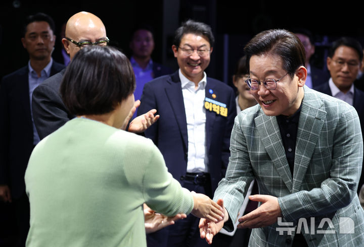 [서울=뉴시스] 고범준 기자 = 이재명 대통령이 14일 서울 동대문구 콘텐츠문화광장에서 열린 디지털토크라이브 '국민의 목소리, 정책이 되다'에서 참석자들과 인사를 나누고 있다. (대통령실통신사진기자단) 2025.10.14. bjko@newsis.com