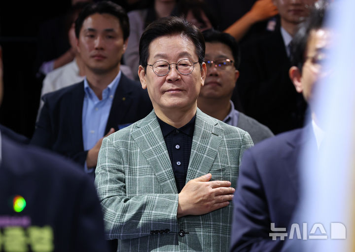 [서울=뉴시스] 고범준 기자 = 이재명 대통령이 14일 서울 동대문구 콘텐츠문화광장에서 열린 디지털토크라이브 '국민의 목소리, 정책이 되다'에서 국민의례를 하고 있다. (대통령실통신사진기자단) 2025.10.14. bjko@newsis.com