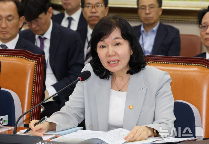 [서울=뉴시스] 배훈식 기자 = 송경희 개인정보보호위원장이 14일 오후 서울 여의도 국회에서 열린 정무위원회 국정감사에서 의원 질의에 답하고 있다. 2025.10.14. dahora83@newsis.com