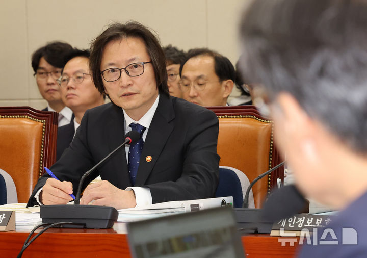 [서울=뉴시스] 배훈식 기자 = 주병기 공정거래위원장이 14일 오후 서울 여의도 국회에서 열린 정무위원회 국정감사에서 의원 질의에 답하고 있다. 2025.10.14. dahora83@newsis.com