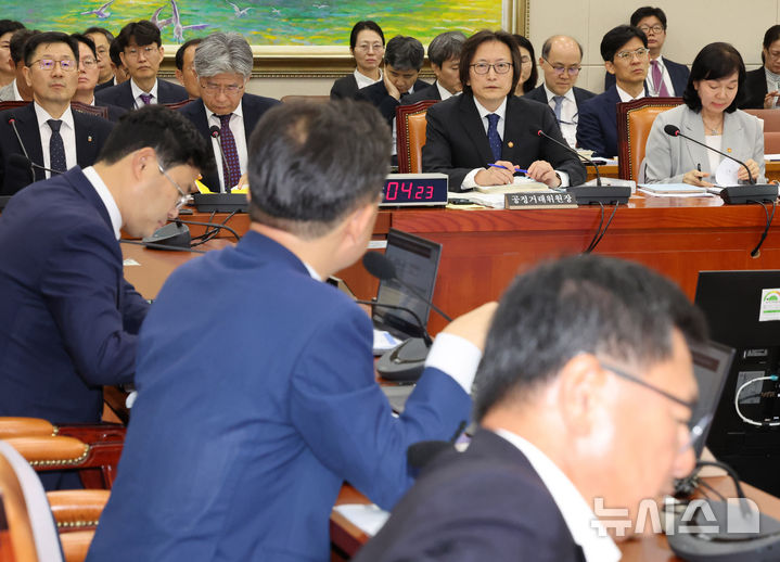 [서울=뉴시스] 배훈식 기자 = 주병기 공정거래위원장이 14일 오후 서울 여의도 국회에서 열린 정무위원회 국정감사에서 의원 질의에 답하고 있다. 2025.10.14. dahora83@newsis.com