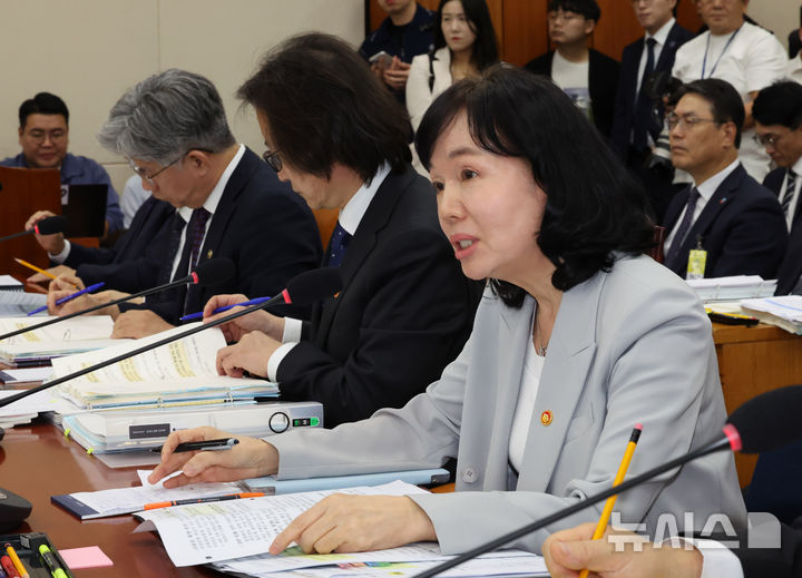 [서울=뉴시스] 배훈식 기자 = 송경희 개인정보보호위원장이 14일 오후 서울 여의도 국회에서 열린 정무위원회 국정감사에서 의원 질의에 답하고 있다. 2025.10.14. dahora83@newsis.com